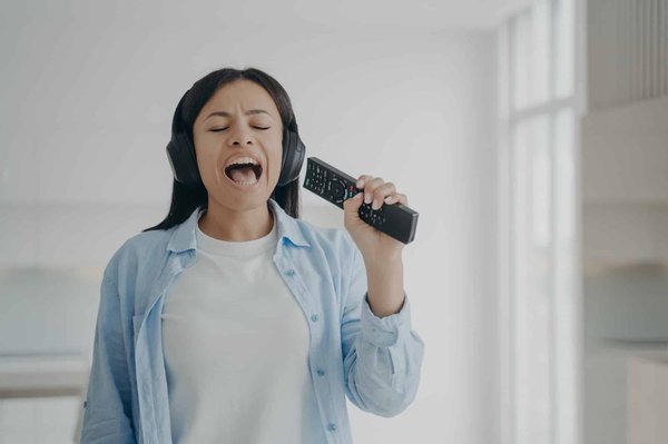 Comment utiliser le contrôle vocal pour effectuer des actions à la voix ?